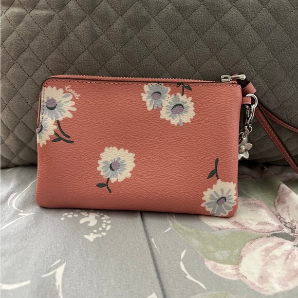 Daisy print coach  wristlet - Picture 3 of 3
